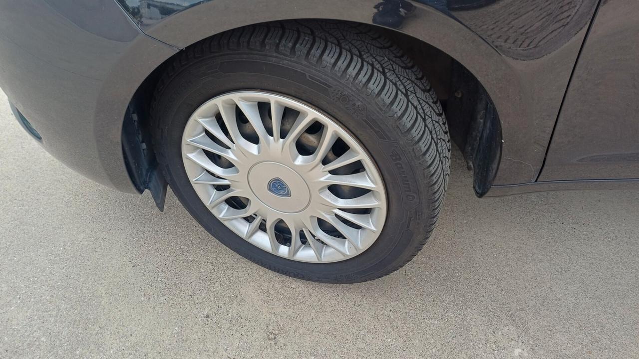 Lancia Ypsilon 1.2 69 CV 5 porte GPL Ecochic Silver OK Neopatentati