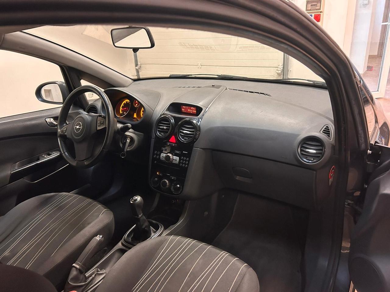 Opel Corsa 1.2 3 porte b-color