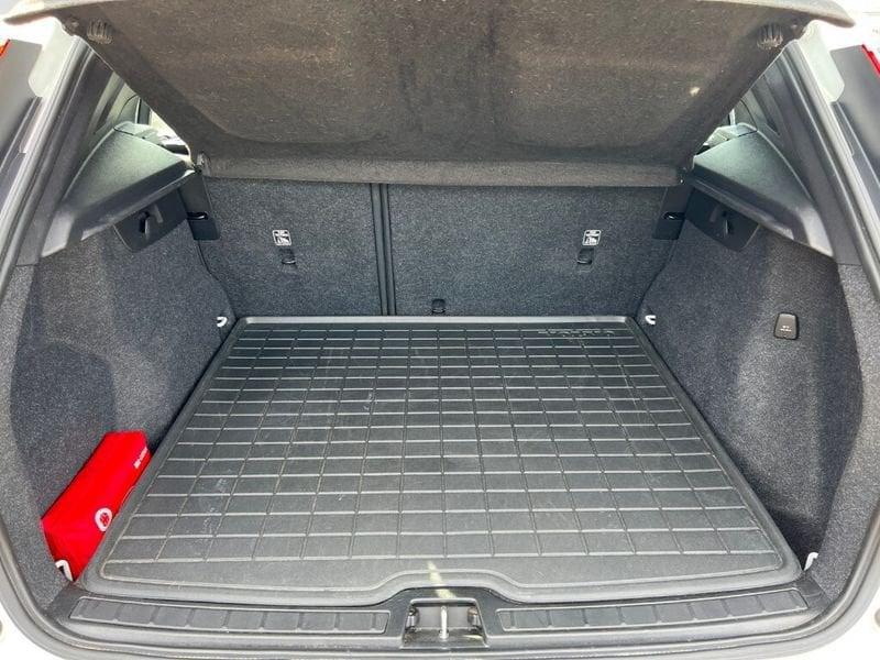 Volvo XC40 (2017-->) T2 Geartronic Momentum Core