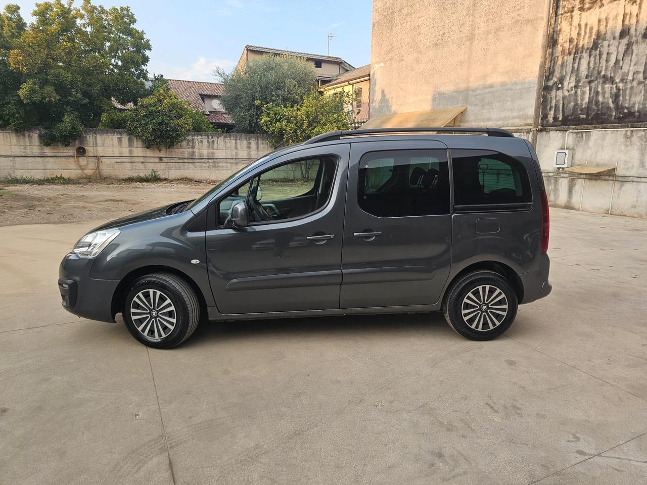 Peugeot Partner Tepee BlueHDi 100 Outdoor