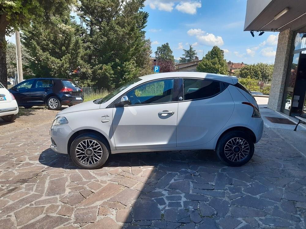 Lancia Ypsilon 0.9 TwinAir 85 CV 5 porte Metano Ecochic PLATINUM