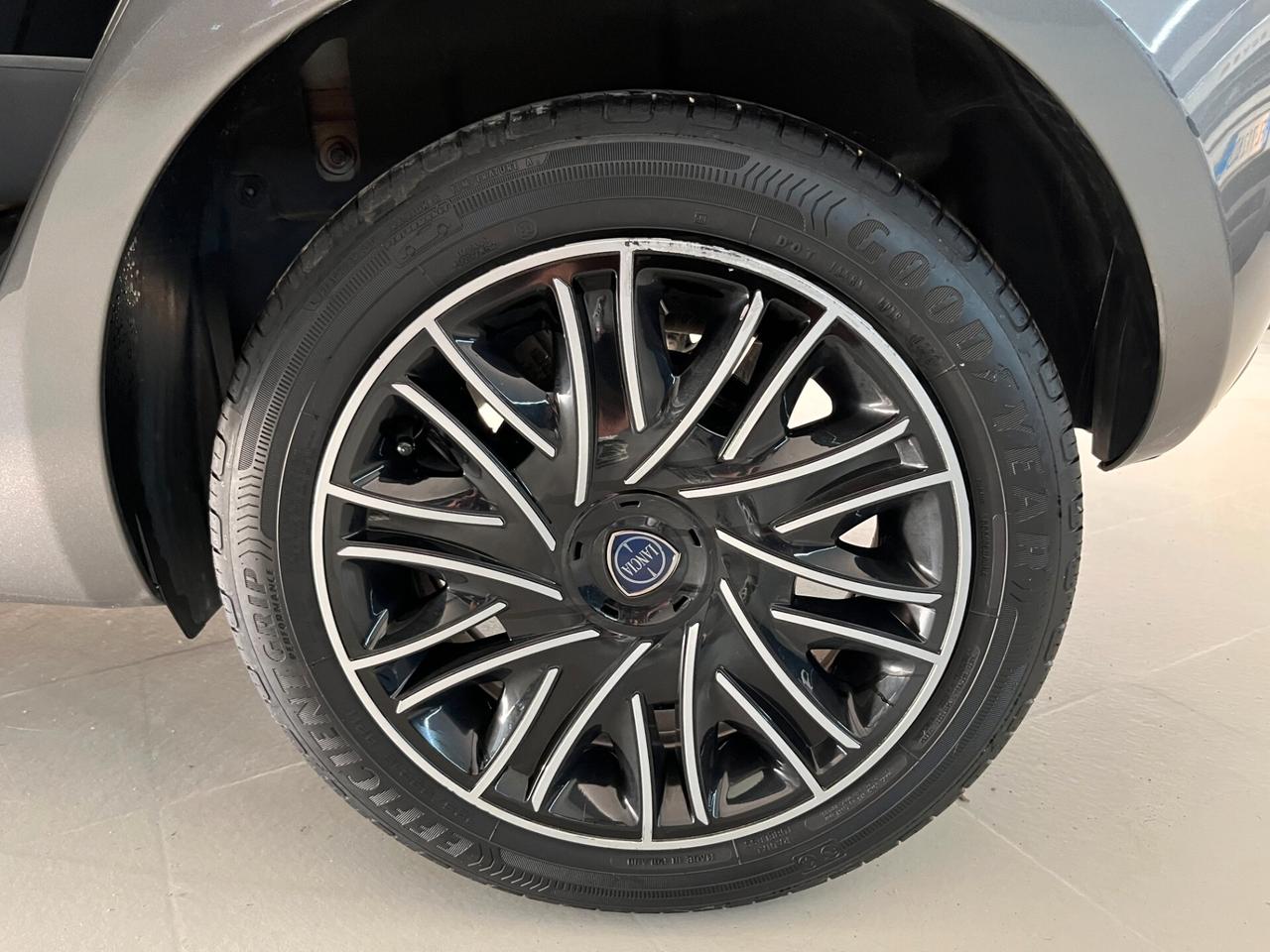 Lancia Ypsilon 1.0 FireFly 5 porte S&S Hybrid Alberta Ferretti