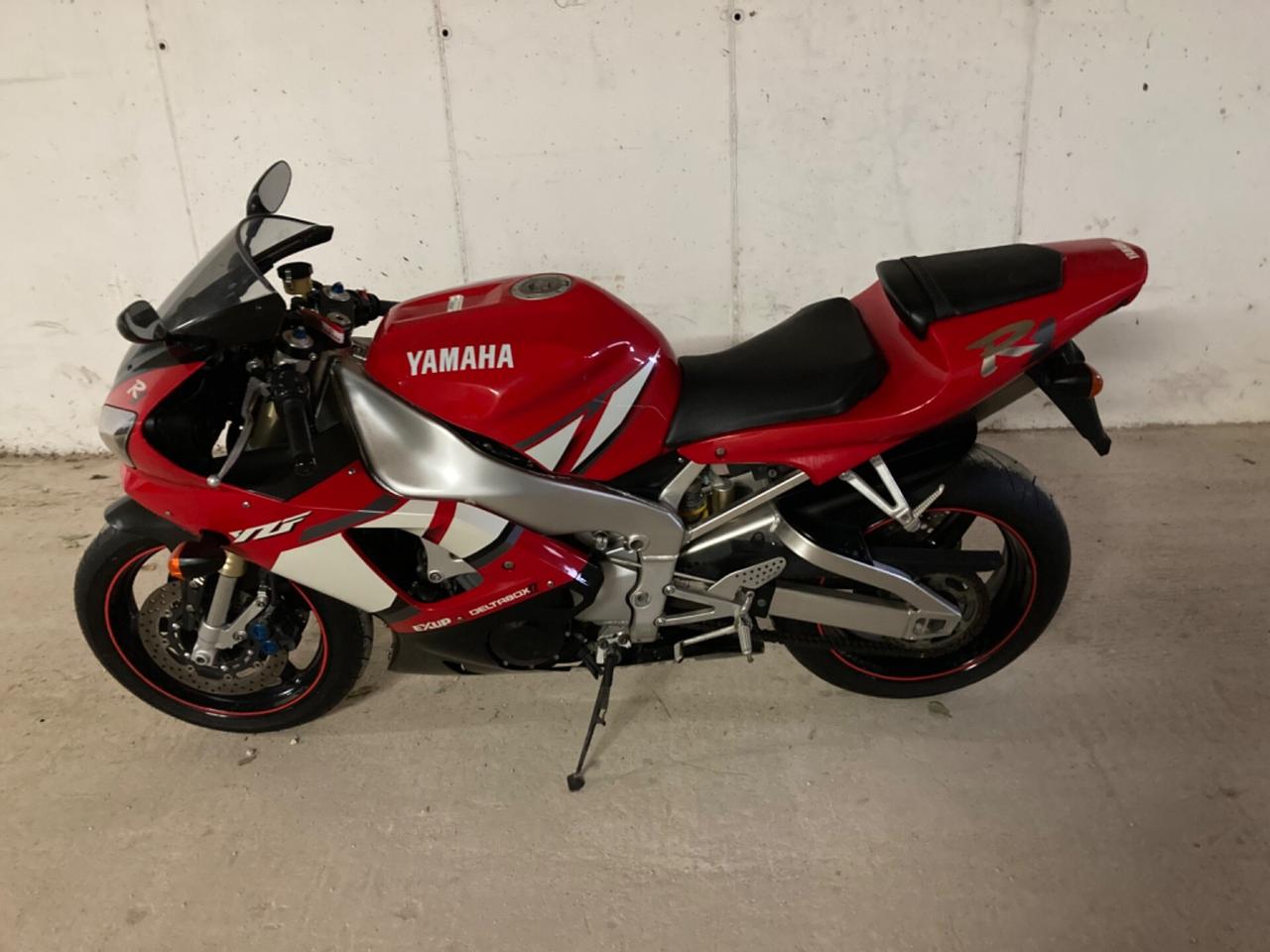 Vendo YAMAHA R1 da vetrina