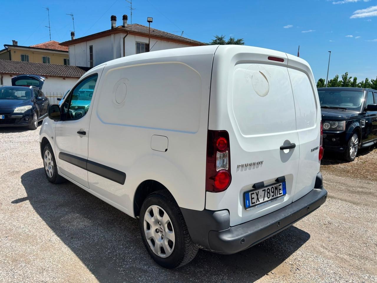Peugeot partner seguito da casa madre