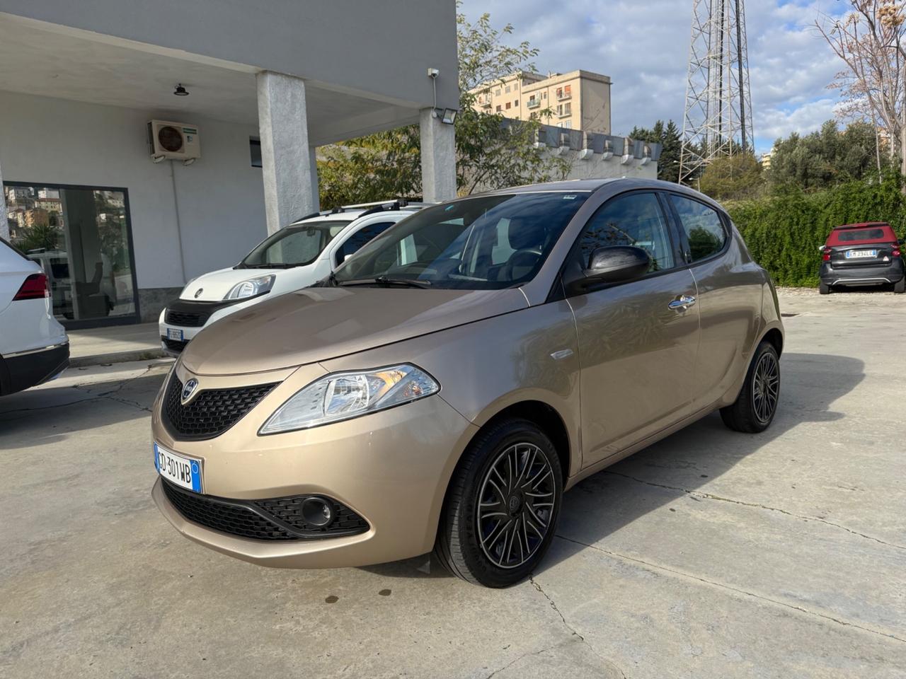 Lancia Ypsilon 1.0 FireFly 5 porte S&S Hybrid Ecochic Gold