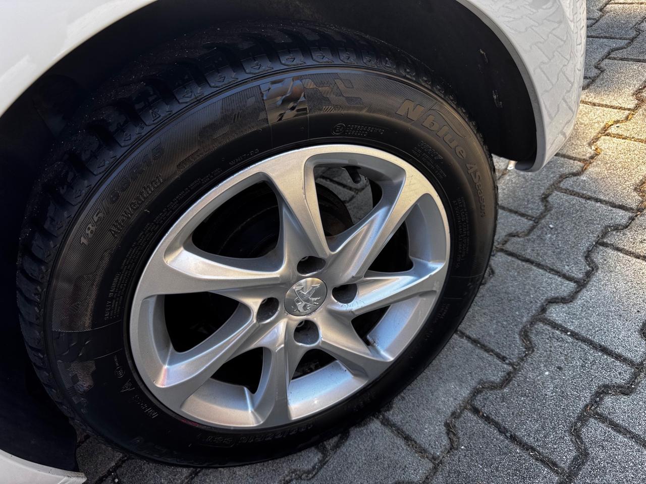 Peugeot 208 1.4 e-HDi 68 CV automatica/ neopatentati