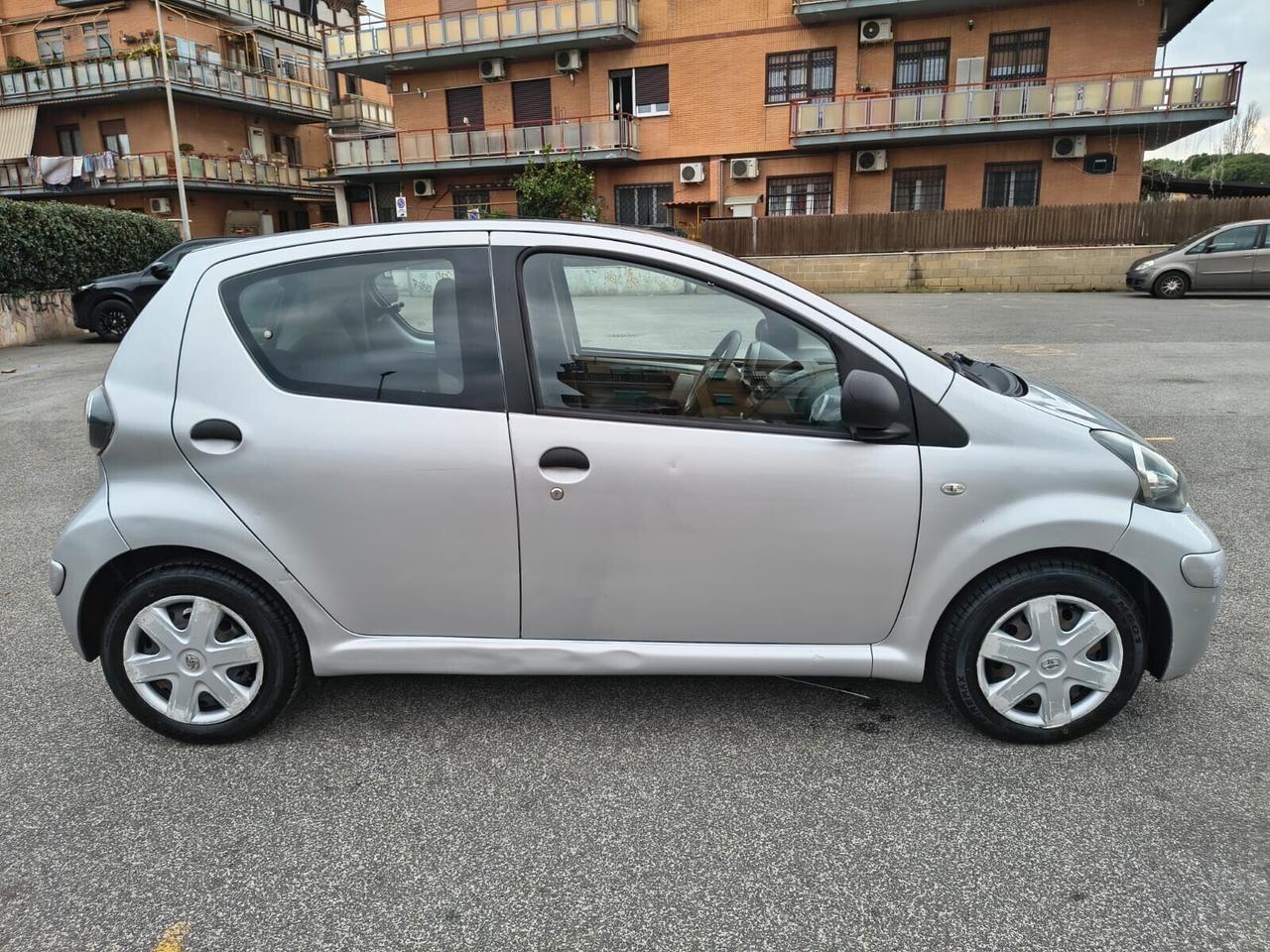 Toyota Aygo 1.0 68cv 5 porte TAGLIANDATA