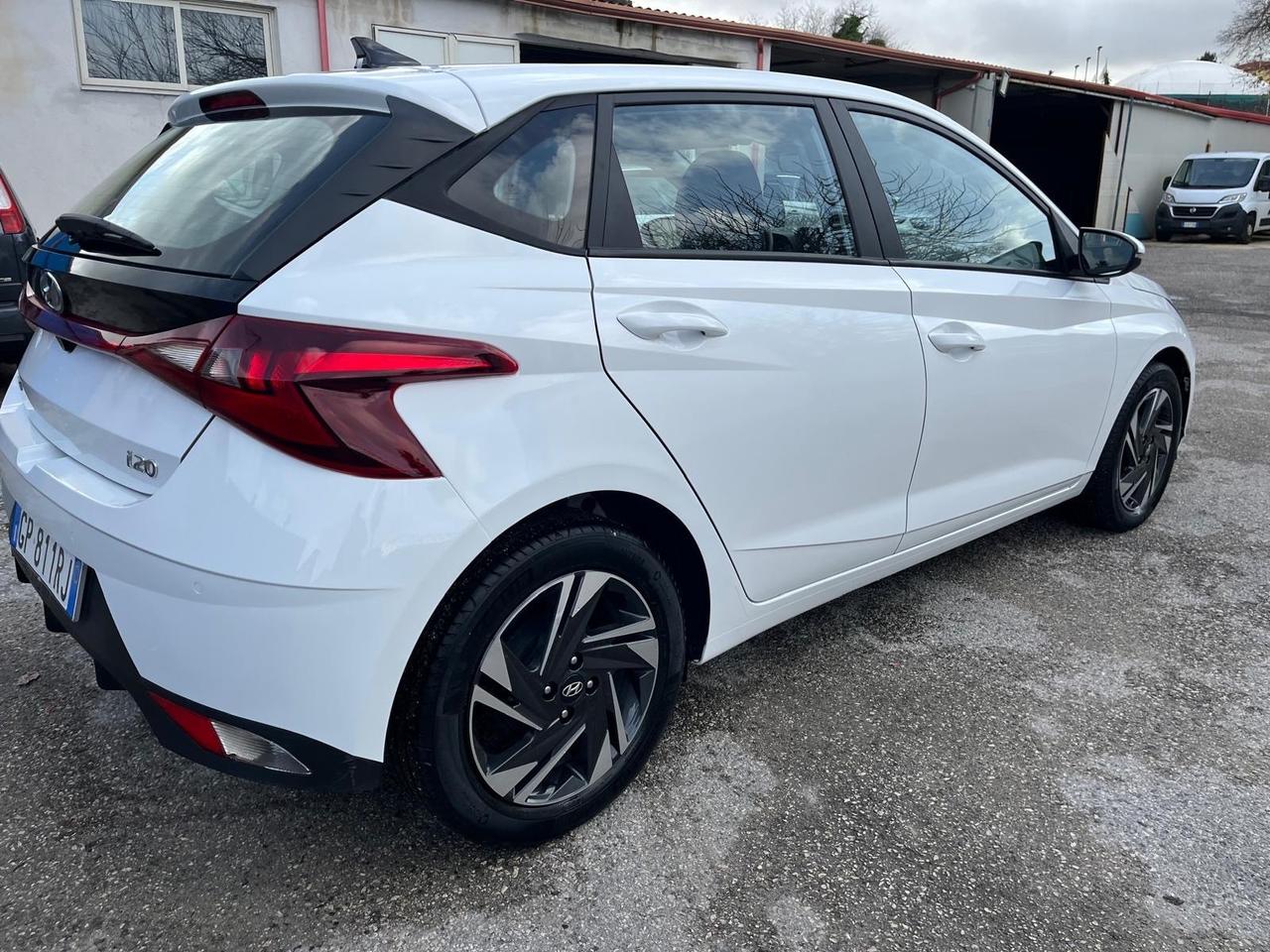 Hyundai i20-1.2 benz-full-2023