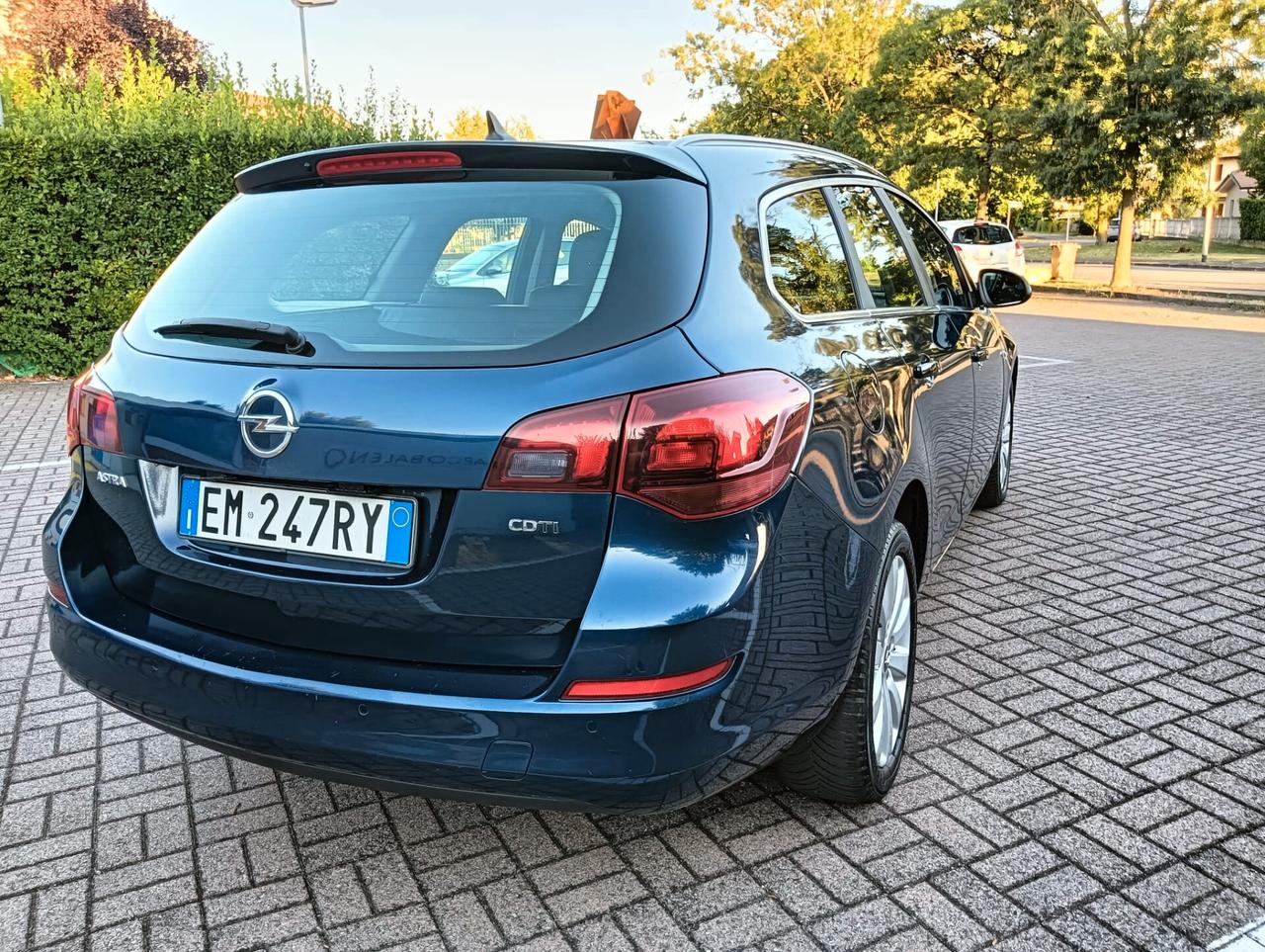 OPEL ASTRA..ANNO 2012....NEOPATENTATIIL..SENSORI DI PARCHEGGIO POSTERIORI ANTERIORE..NAVIGATORE. CRUYS CONTROL. CELL 320 147 1147 WUATSAPP. CELL 3276540940..PREZZO 530O€ TRATABILLE 0