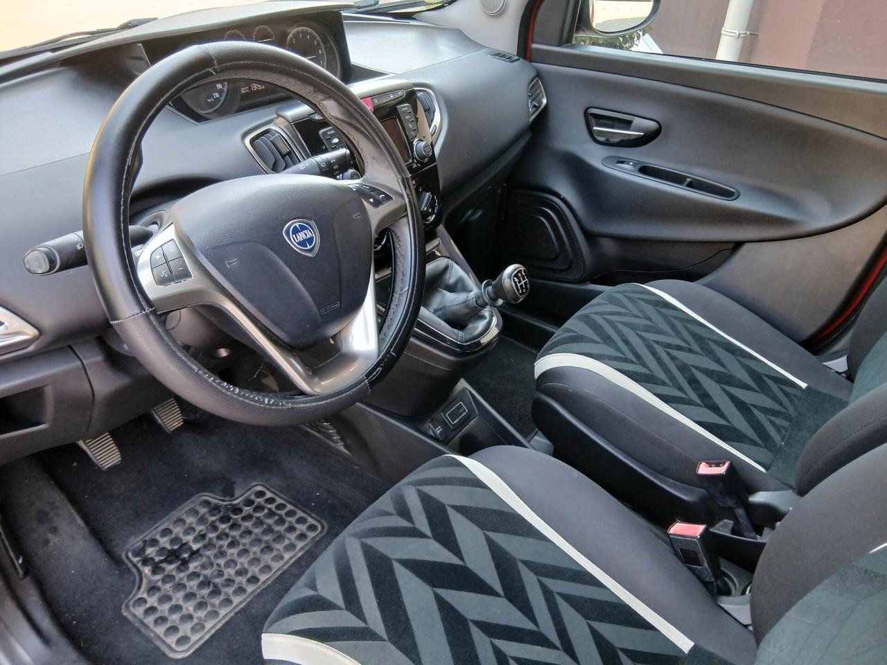 Lancia Ypsilon 1.2 69 CV 5 porte Silver tua a € 165 mese