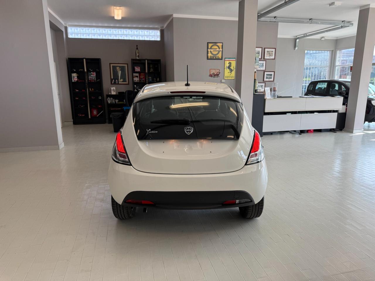 Lancia Ypsilon 1.0 FireFly 5 porte S&S Hybrid Silver