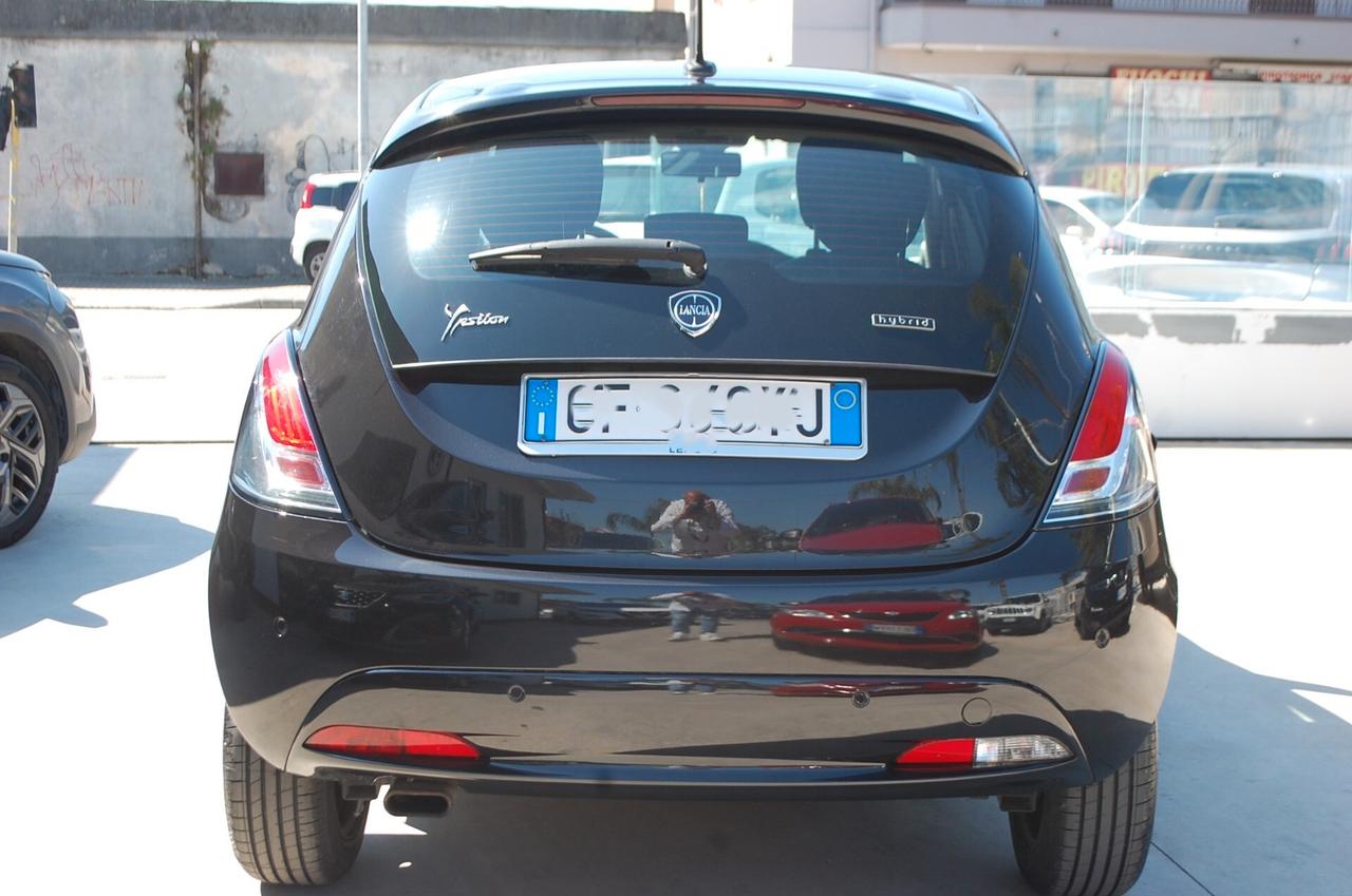 Lancia Ypsilon 1.0 firefly hybrid 70CV Gold S&S Uff Italy USB