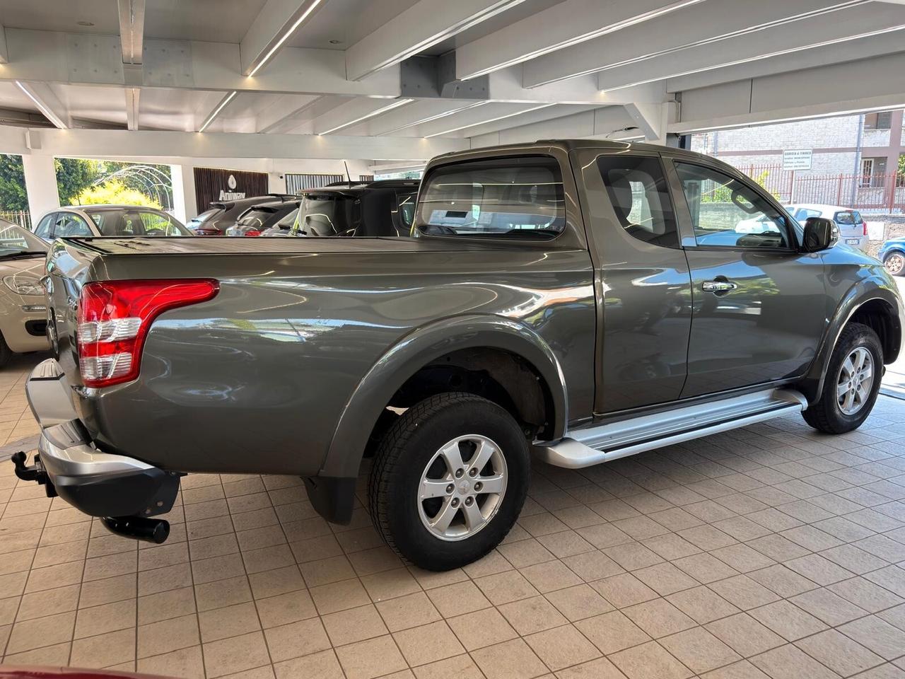 L200 ClubCab 2.4 DI-D 154cv Invite 4wd Super Select 6M