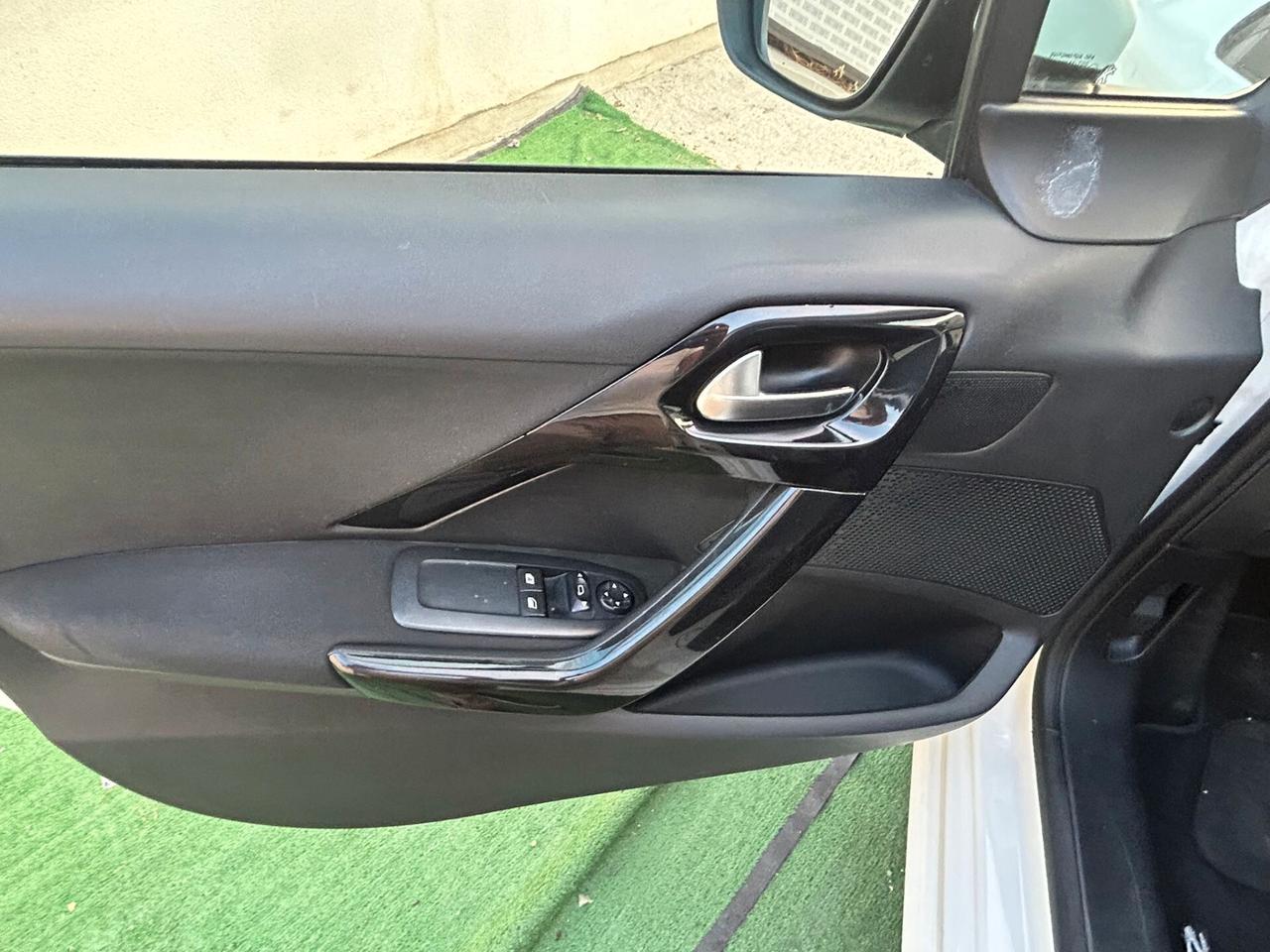 Peugeot 208 1.4 HDi 68 CV 5 porte Allure