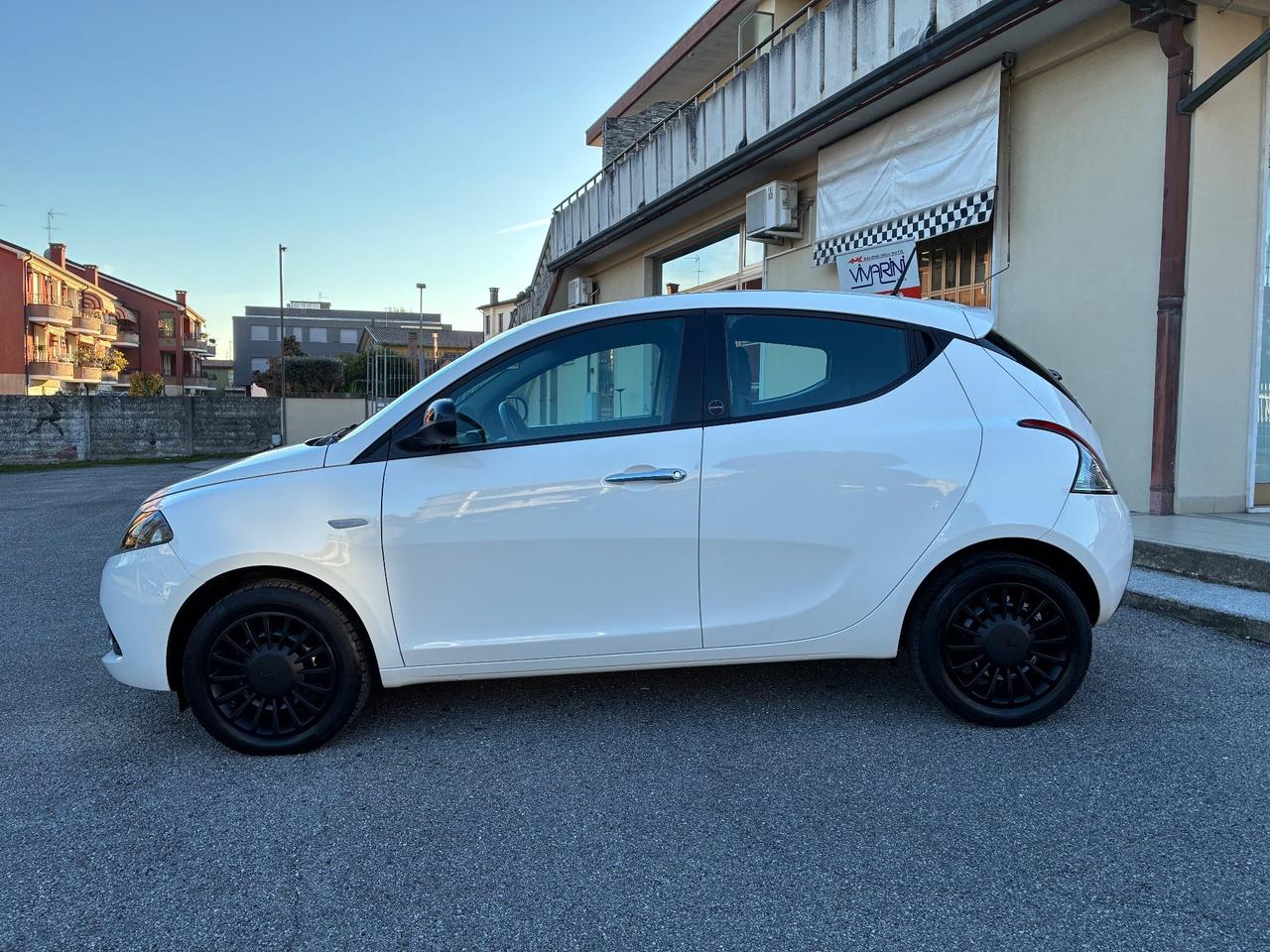 Lancia Ypsilon 1.0 FireFly S&S Hybrid Ecochic Silver