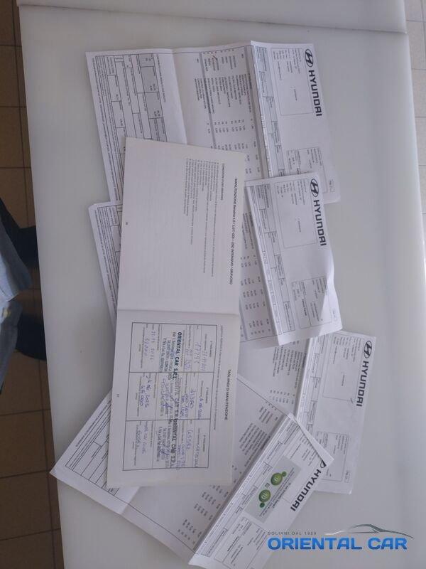 Hyundai i10 i10 1.0 TECH + CONNECT PACK + SENSORI DI POSTEGGIO + VETRI OSCURATI + TRENO DI GOMME INVERNALI