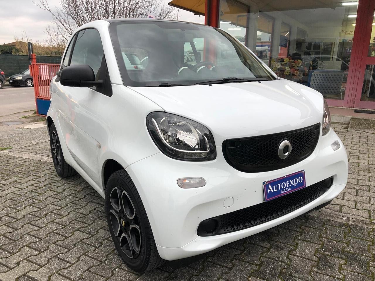 Smart ForTwo 70 1.0 Passion TOTAL WHITE ADATTA PER NEOPATENTATI-PELLE-NAVIGATORE-SEDILI RISCALDATI-POSSIBILITA' DI GARANZIA FINO A 36 MESI!!!