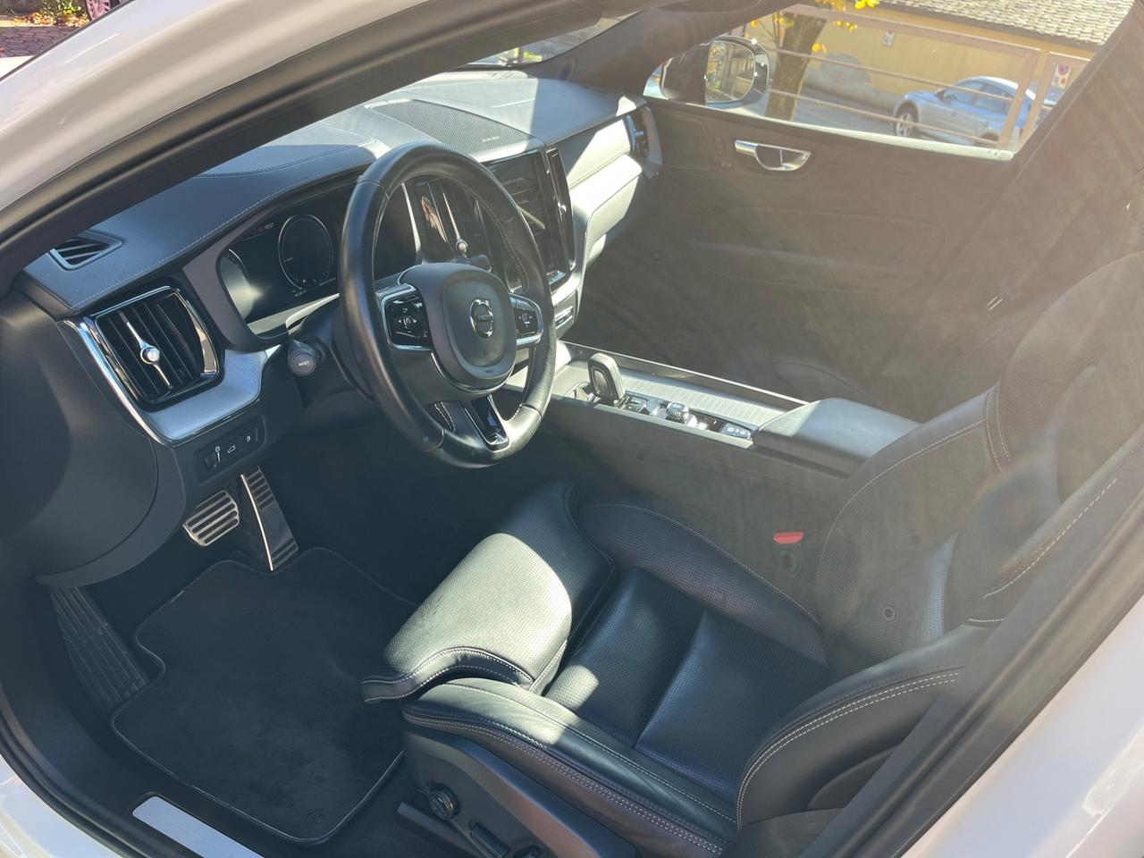 Volvo XC 60 XC60 T6 Recharge Plug-in Hybrid AWD R-design