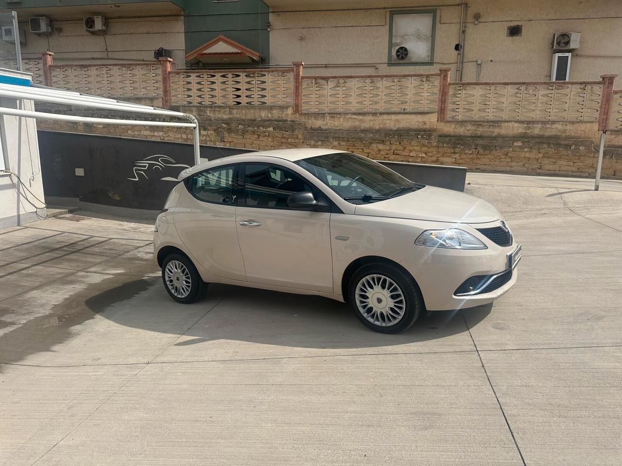Lancia Ypsilon 1.2 69 CV 5 porte Gold