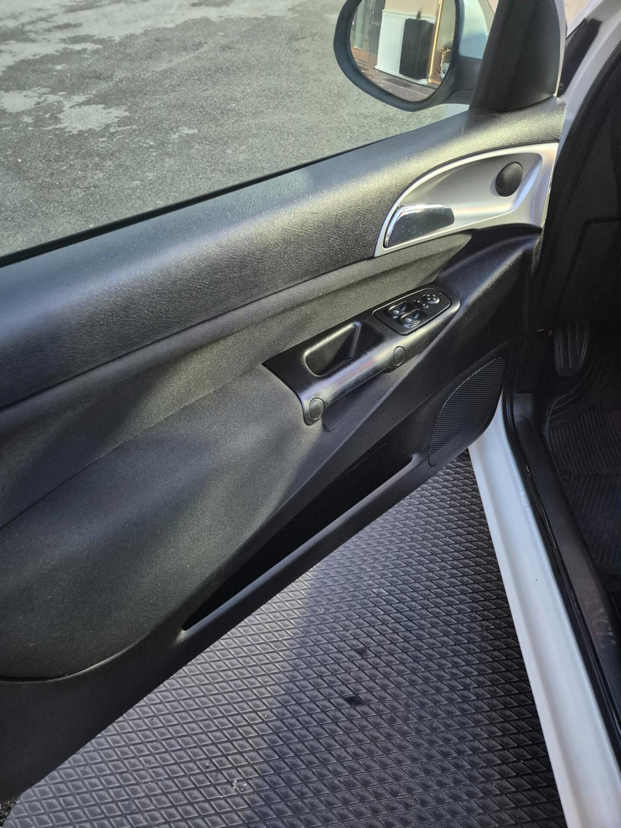 Lancia Ypsilon 1.3 MJT 75 CV DIVA