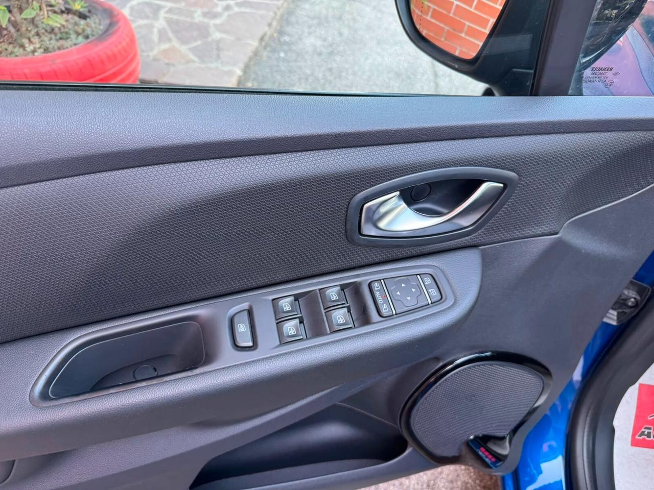 Renault Clio 0.9 TCe 90CV Moschino Intens