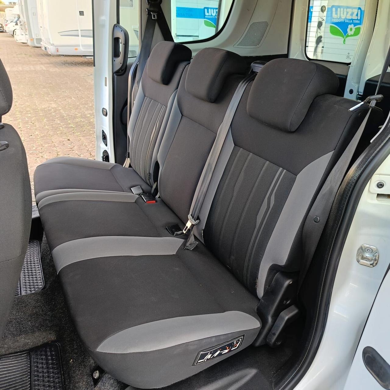 Fiat Doblo 1.3 MTJ Autocarro con gancio traino N1 5 posti