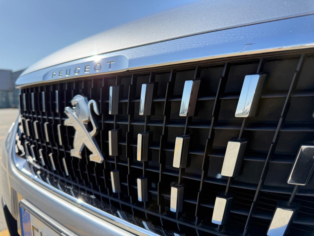 Peugeot 2008 1.2 Turbo Benzina 110 cv EURO 6B NEOPATENTATI