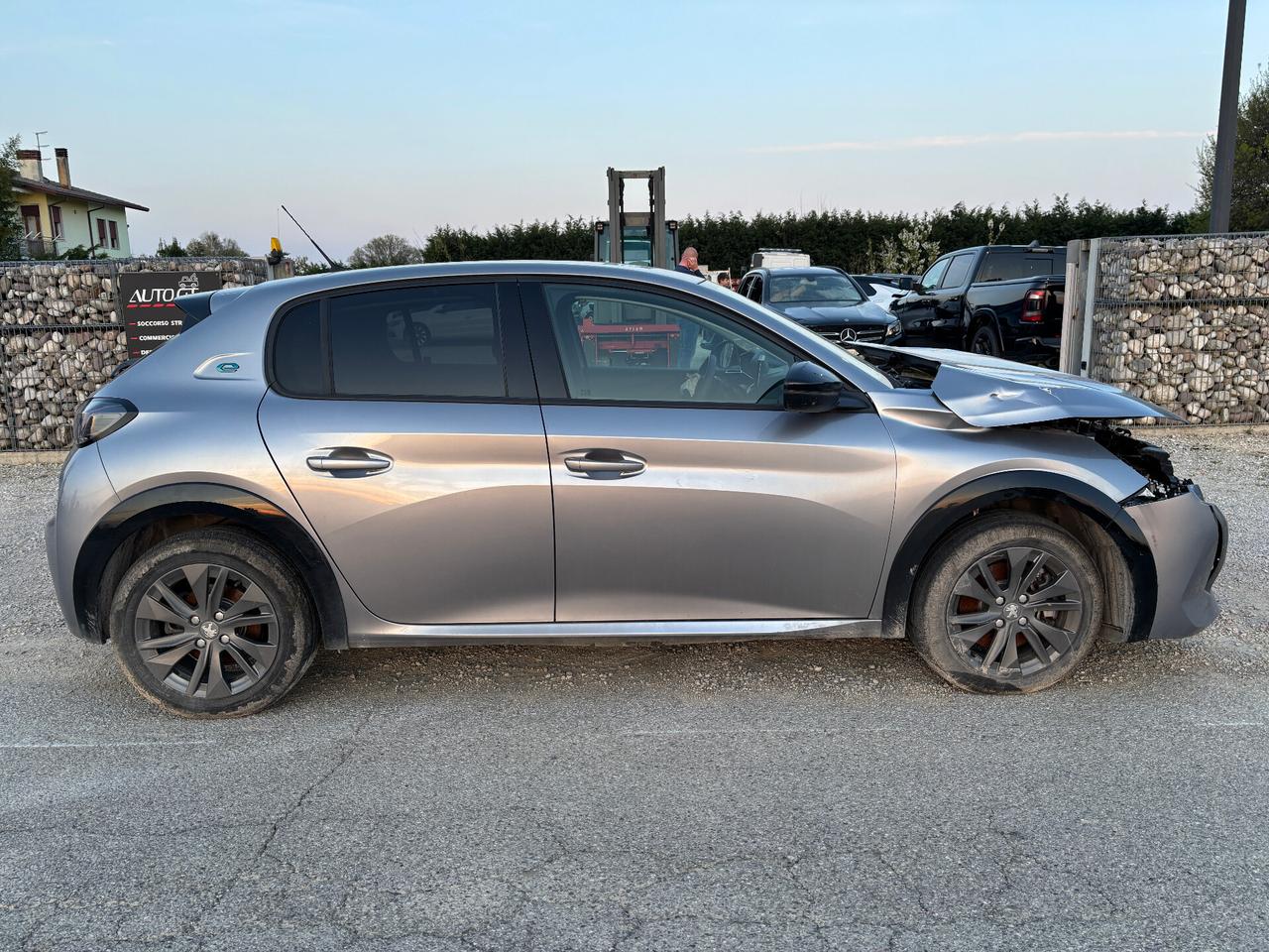 Peugeot 208 motore elettrico 136 CV 5 porte Allure