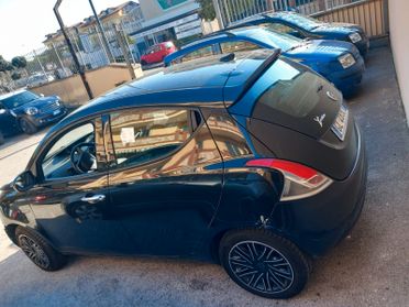 Lancia Ypsilon 1.0 benzina ibrida sinistrata