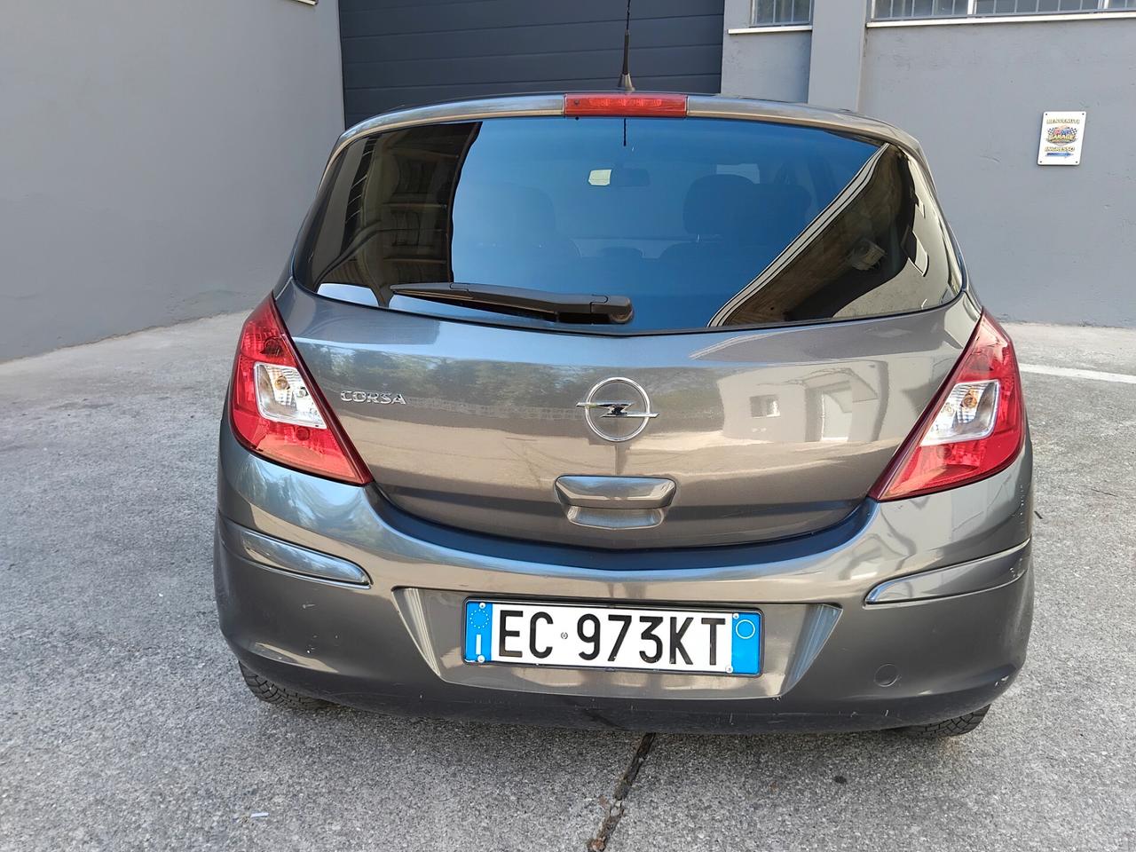 Opel Corsa 1.2 benzina automatica