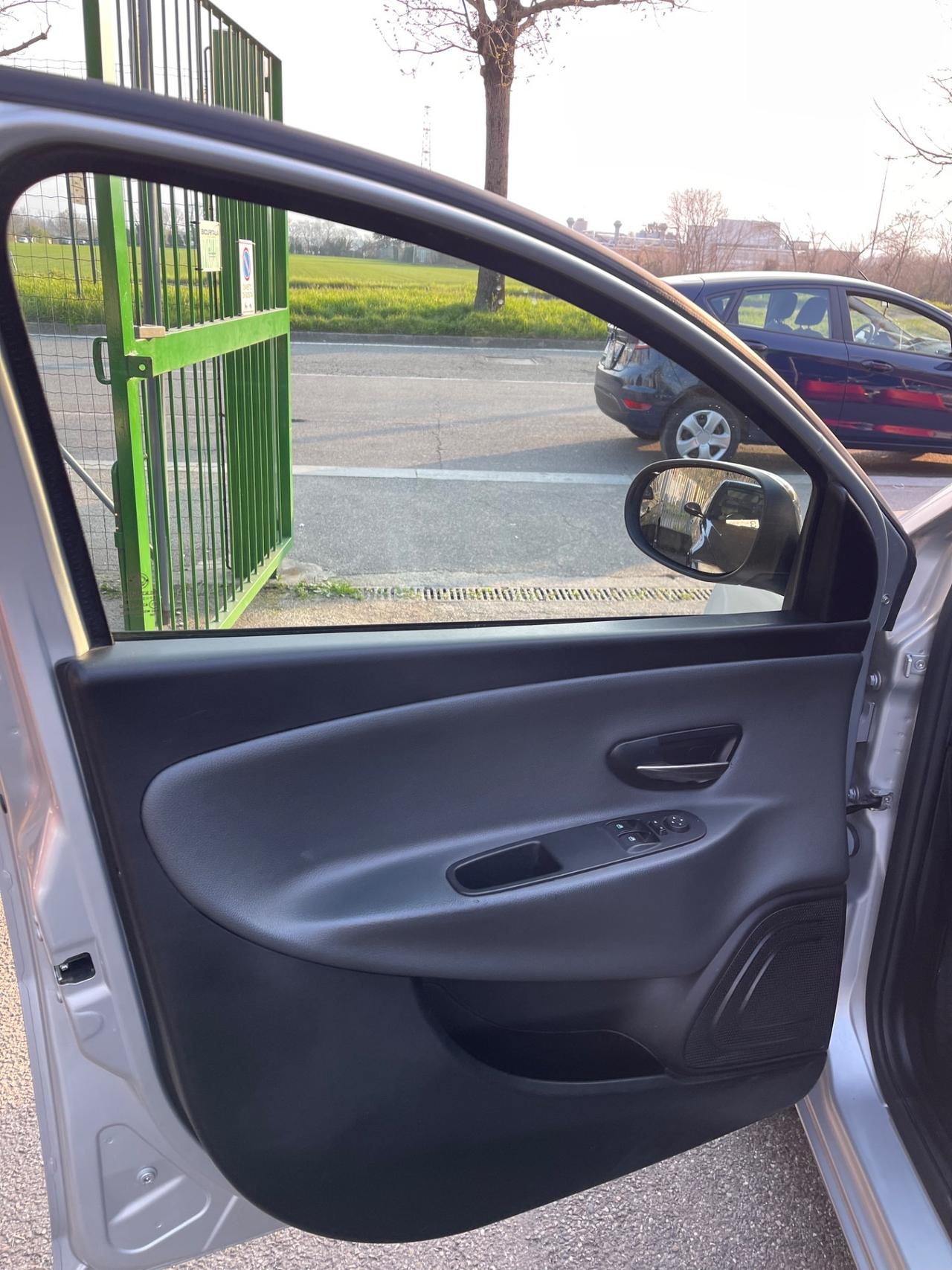 Lancia Ypsilon 1.2 69 CV 5 porte S&S Silver