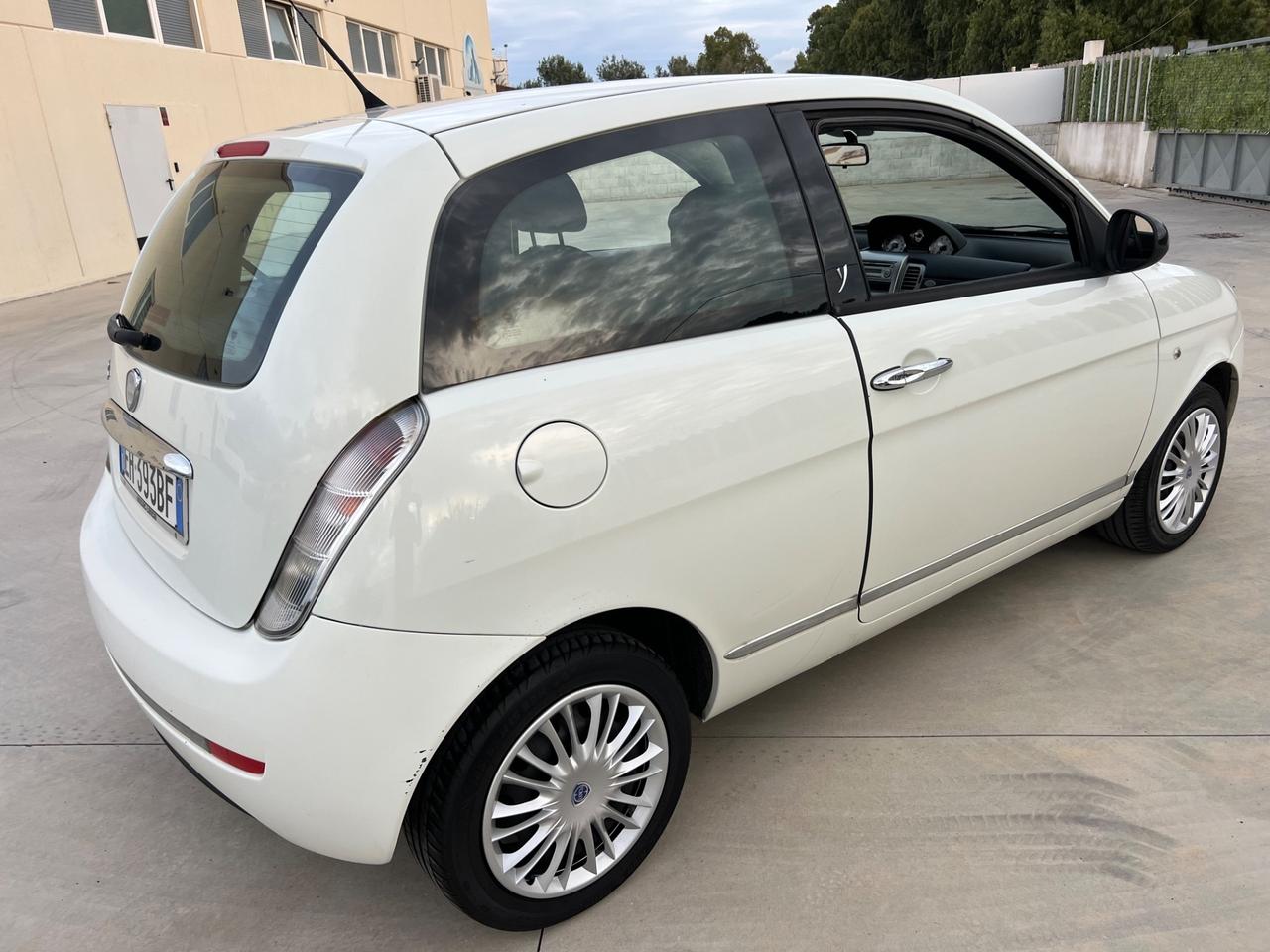 Lancia Ypsilon 1.2 69 CV Unyca 2011