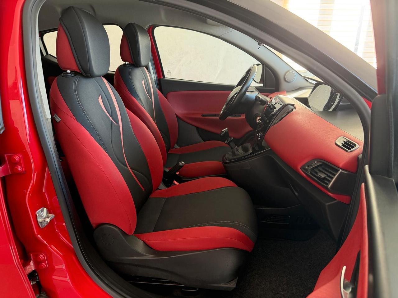 Lancia Ypsilon 1.2 69 CV 5 porte S&S Black&Red