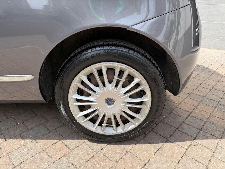 lancia ypsilon 1.3 mjet platino certificata tetto