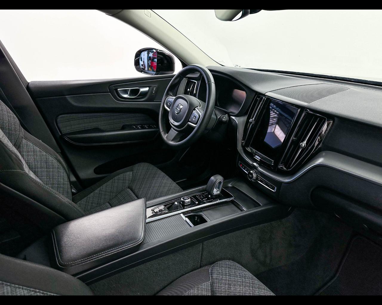 VOLVO XC60 B4 (d) AWD automatico Essential
