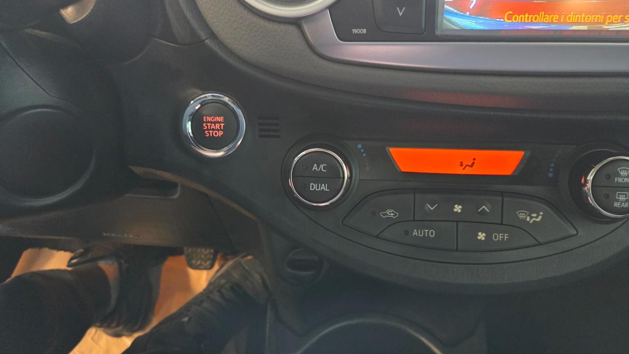 Toyota Yaris 1.3 5 porte Lounge full