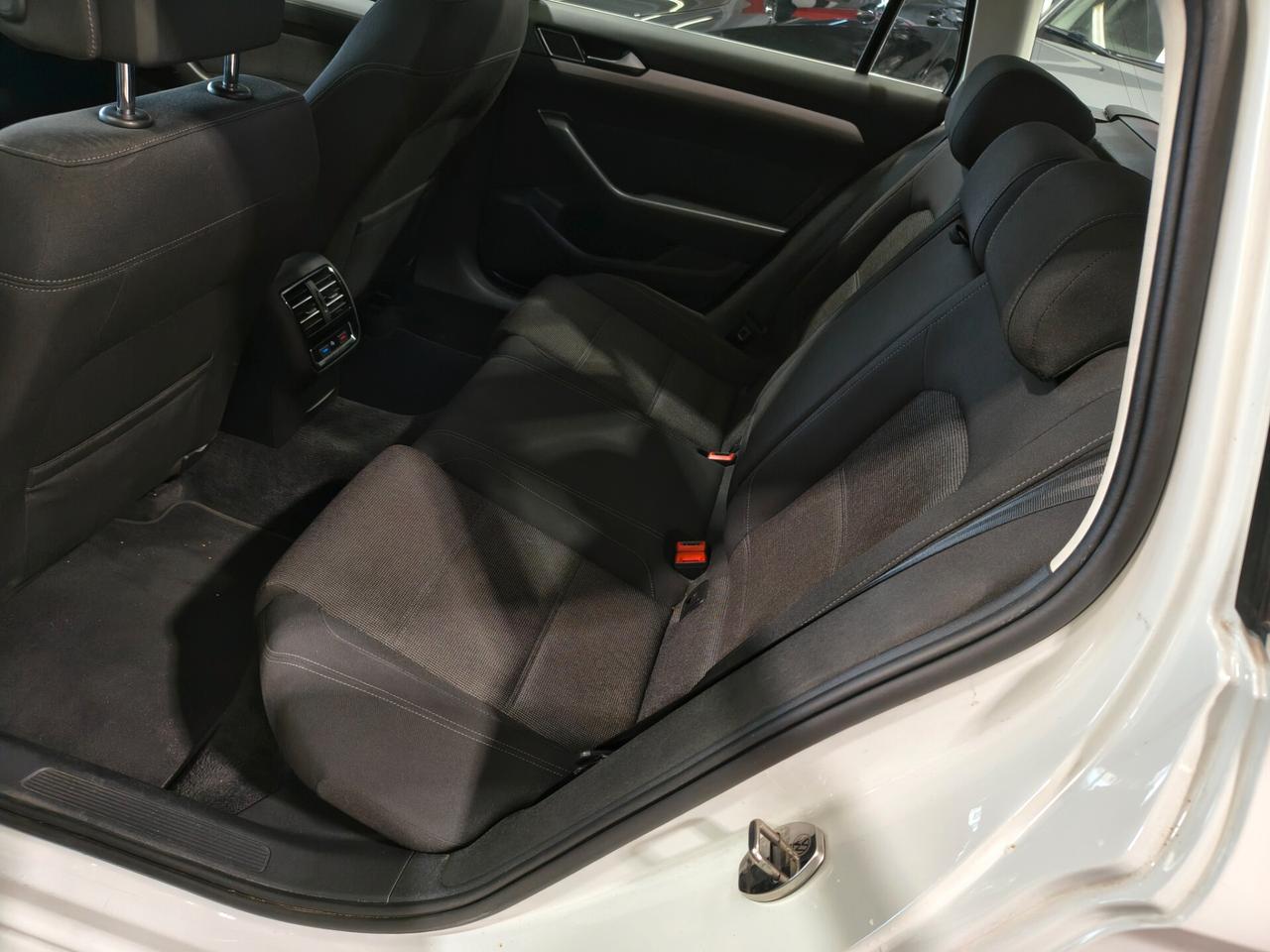 Volkswagen Passat 1.6 TDI SCR DSG Business BMT