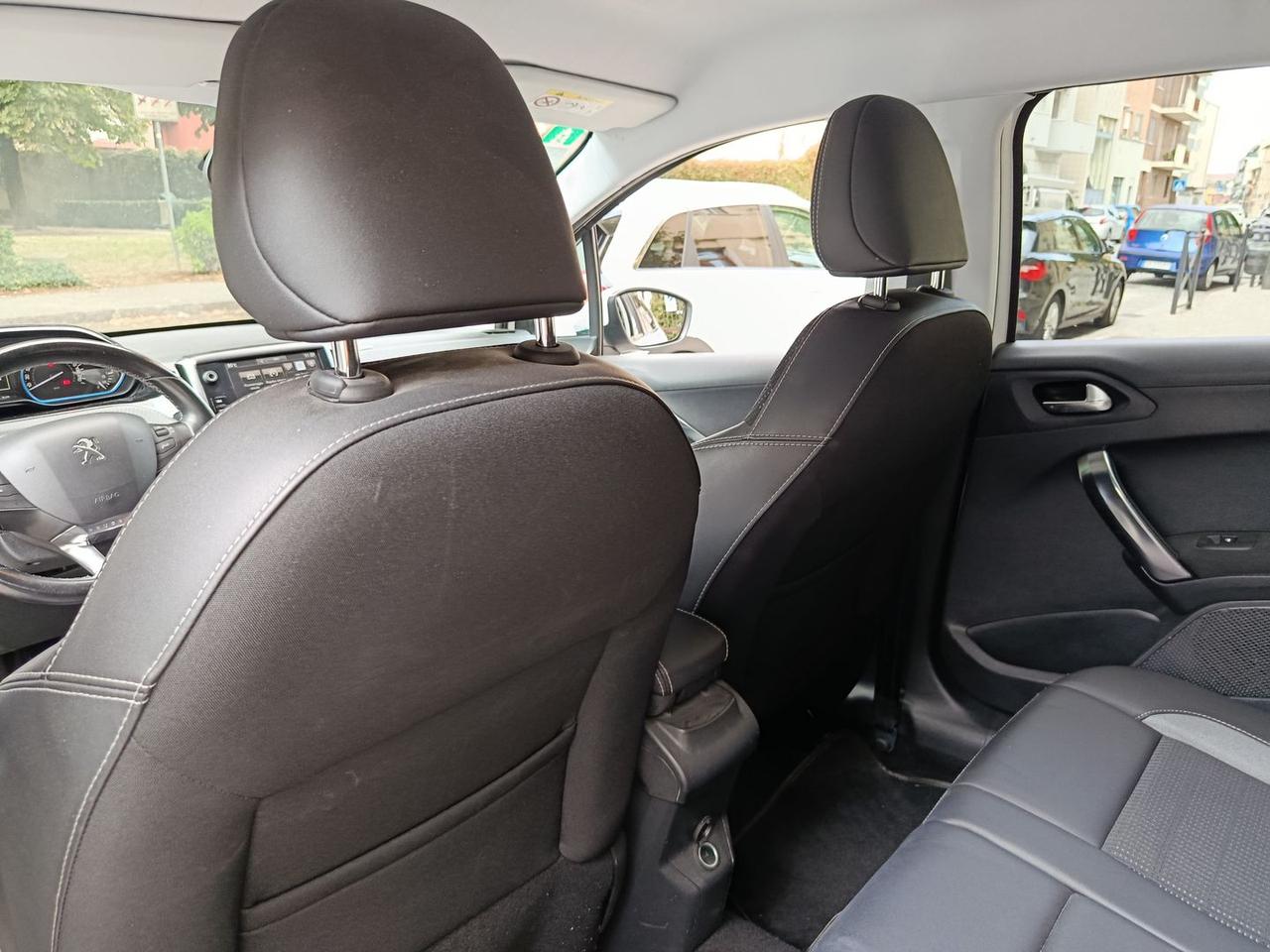 Peugeot 2008 Allure 1.6 Blue HDI 120 #6505