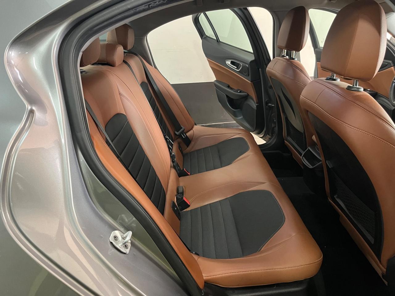 Alfa Romeo Giulia 2.2 180 CV AT8 Business Sport Launch Ed.