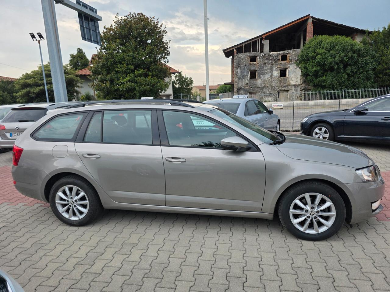 Skoda Octavia 1.6 TDI CR 105CV DSG full