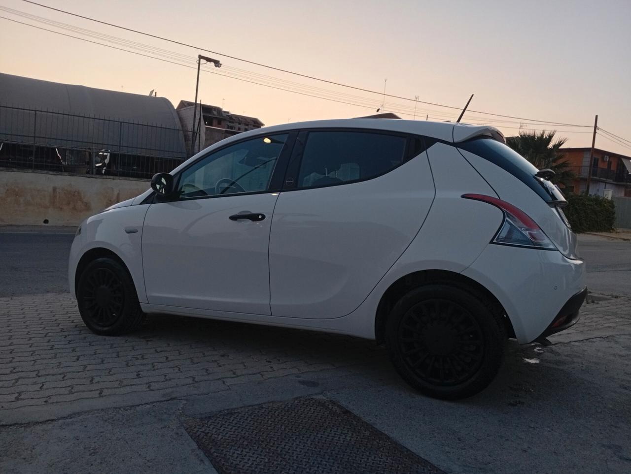 Lancia Ypsilon 1.0 FireFly 12000 km!