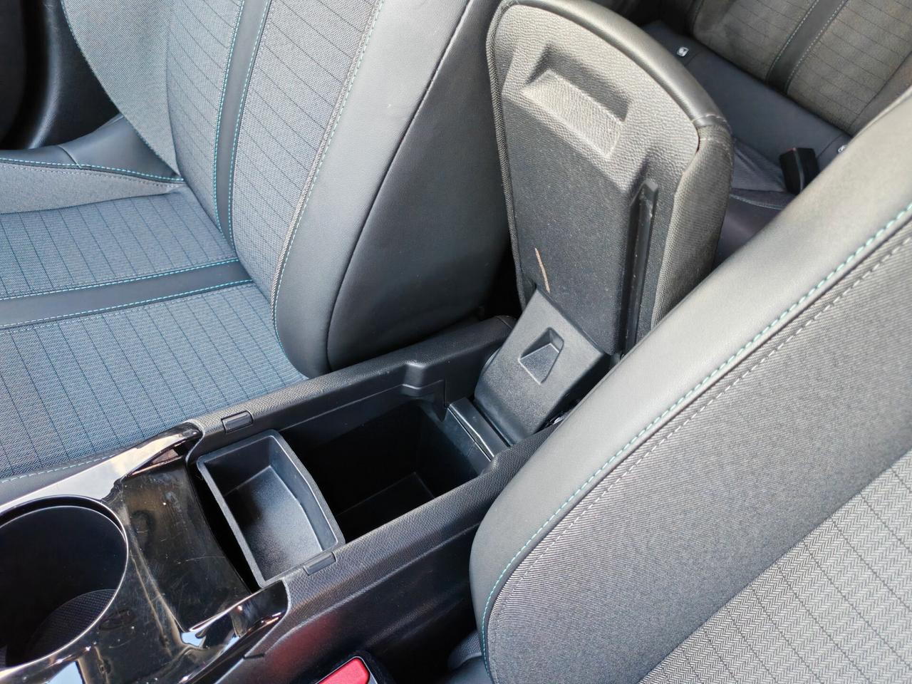 Peugeot 2008 1,5 diesel 12/2021 Cv110