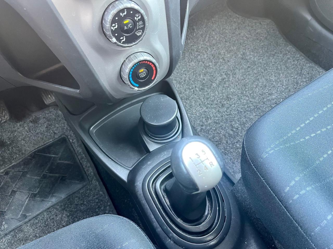 Toyota Yaris 1.3benz 2008 138.000km per neopatentati