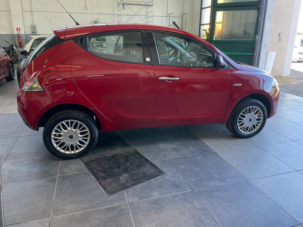 Lancia Ypsilon 0.9 TwinAir 85 CV 5 porte Metano Ecochic Silver