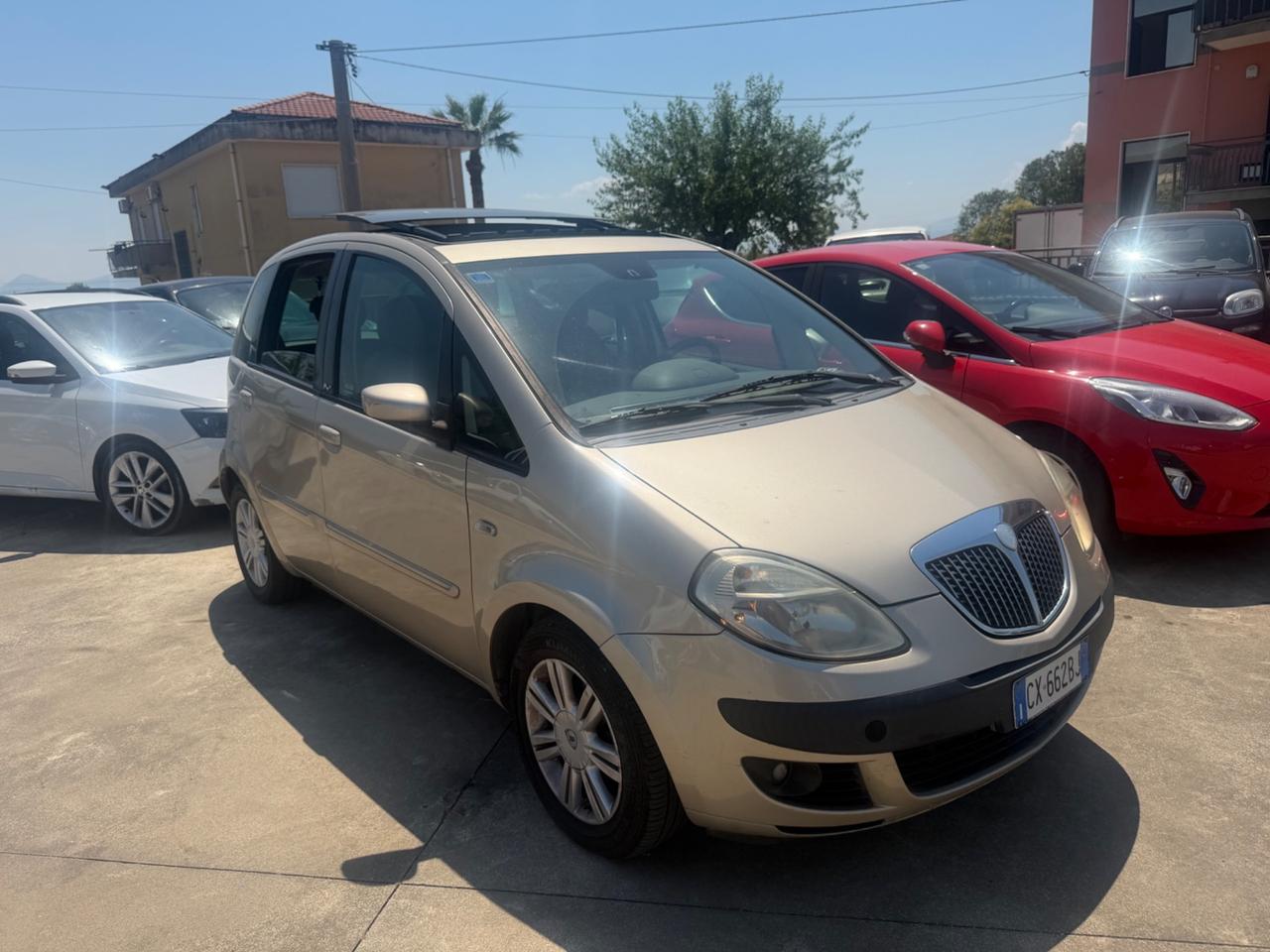 Lancia Ypsilon 1.4 16V Platino