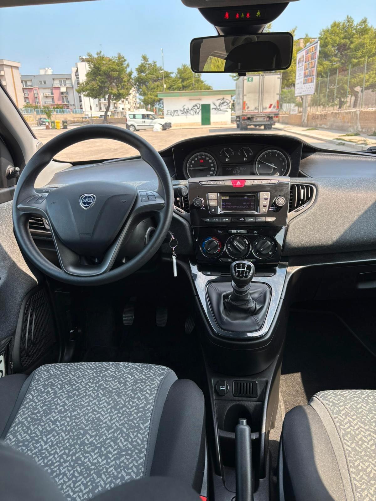 Lancia Ypsilon 1.0 FireFly 5 porte S&S Hybrid Silver