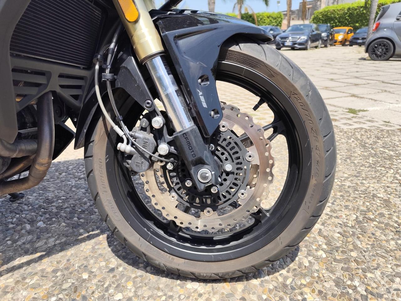 Cf Moto 650 MT 650MT Modello crossover/adventure, con manubrio più alto, protezione motore e aspetto robusto,