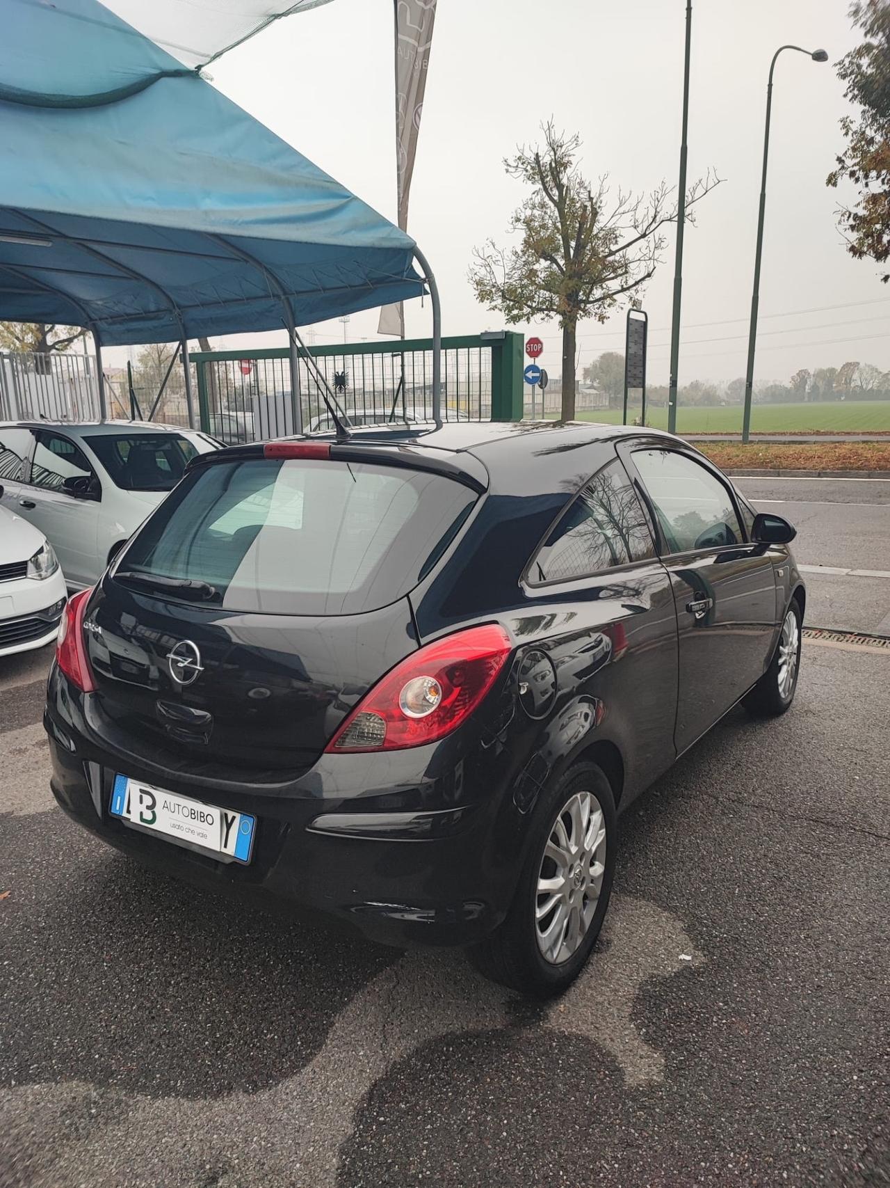 Opel Corsa 1.2 3 porte Sport
