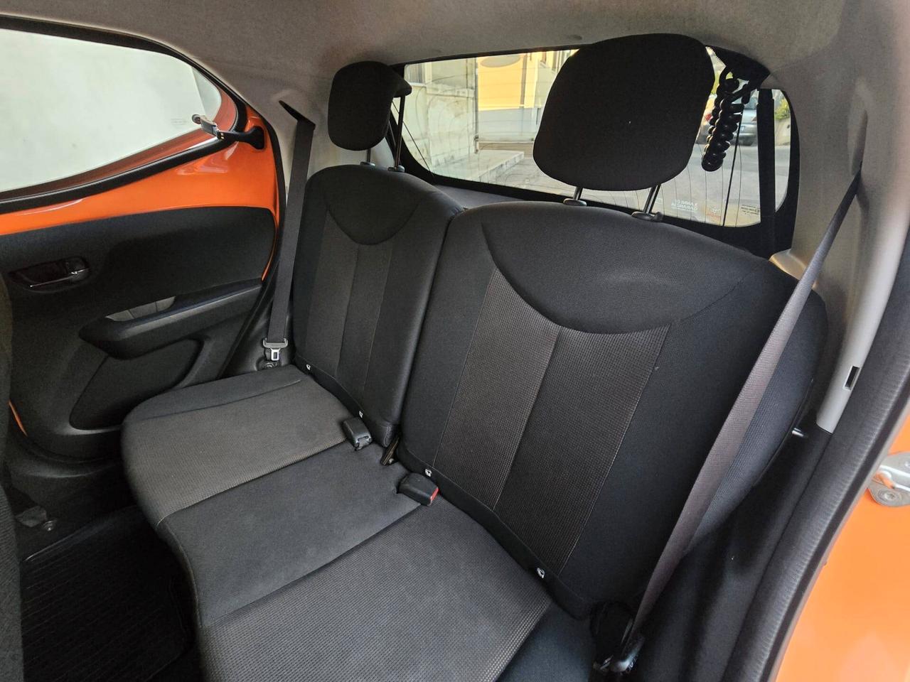 Toyota Aygo Connect orange 1.0 VVT-i 72 CV 5 porte x-wave