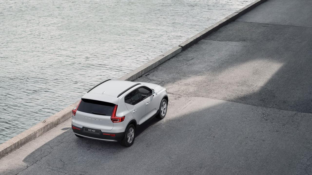 Volvo XC40 Mild Hybrid B3 163cv Crystal White